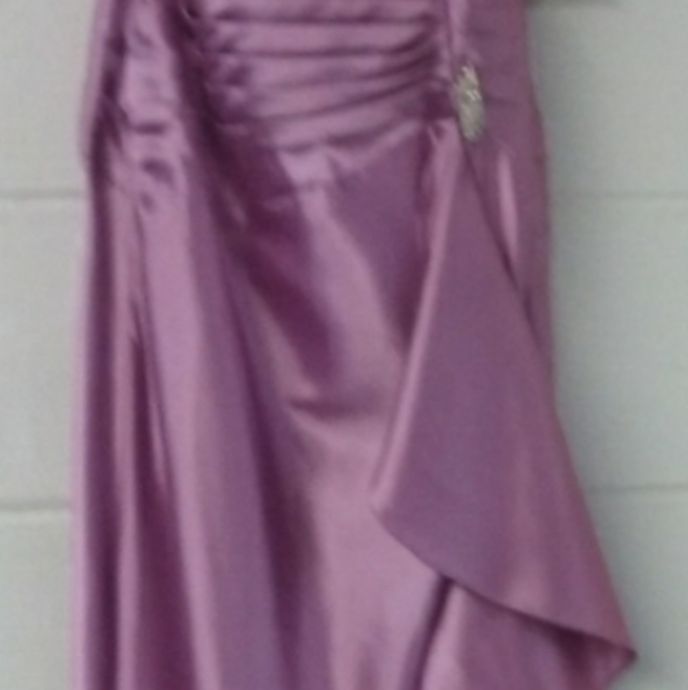 Dresses - Picture 2 of 4